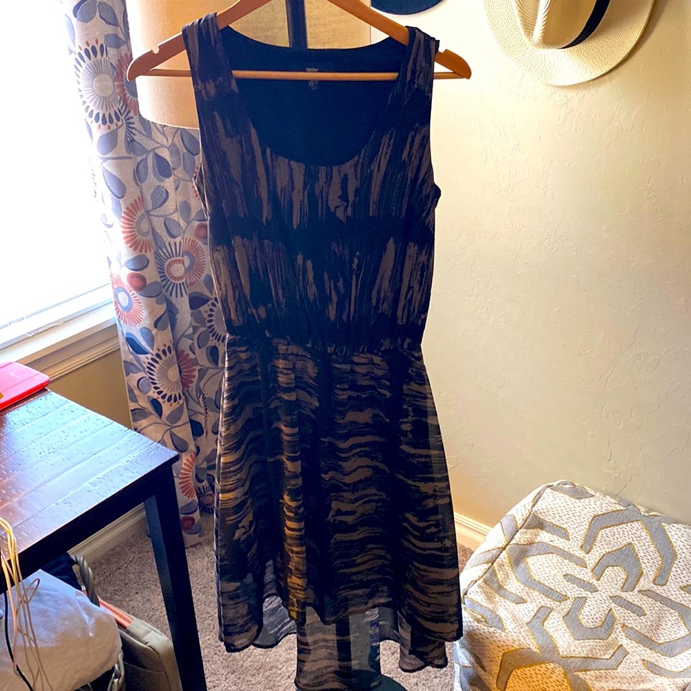 Women’s sleeveless dress.